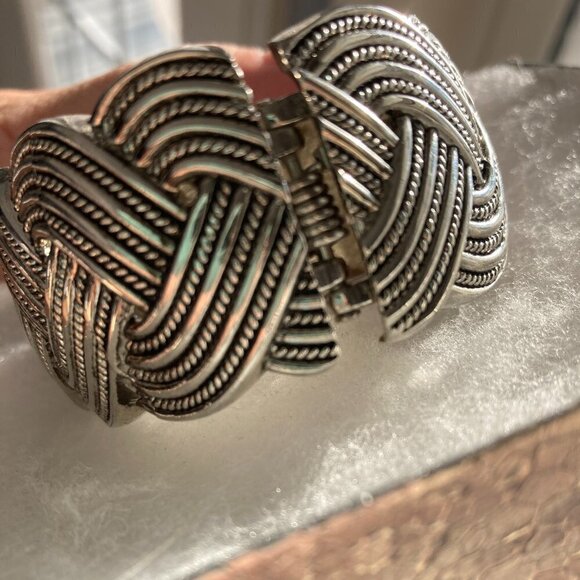 Vintage Basket Weave Hinged Clamper‎ Bracelet - Picture 4 of 5